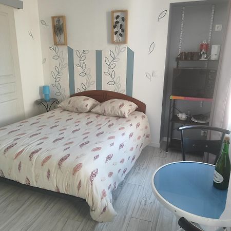 Chambre pour 2 personnes à Formigny Extérieur photo